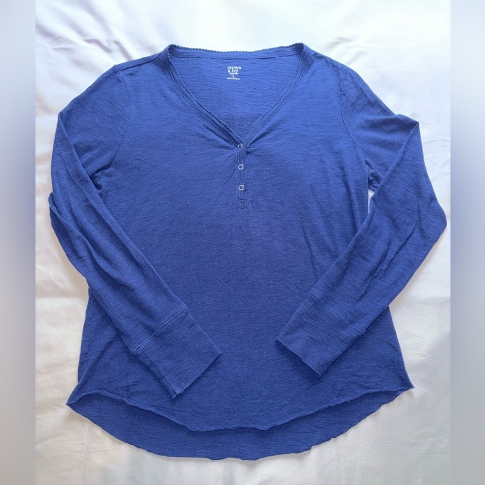 Crown & Ivy Royal Blue Long Sleeve V-Neck Tee Size Small